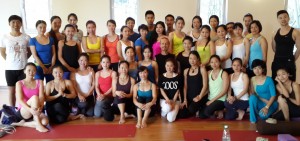 Photo du groupe d'étudiants de l'école Anusara de Hatha Yoga; Anusara Yoga; Écoles de yoga; formation de professeur de yoga