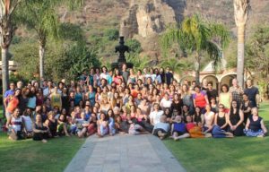 Anusara的学生聚集在墨西哥Tepoztlán； 哈他瑜伽阿努萨拉学校