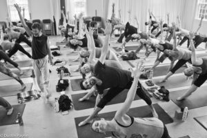 Anusara School of Hatha Yoga-Schüler in Dreieckshaltung; Anusara Yoga; Yoga-Schulen; Yogalehrer Ausbildung