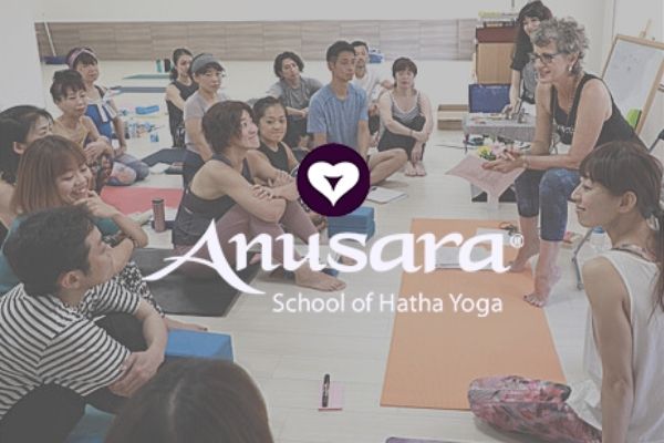 jacalyn prete geeft een yoga docentenopleiding in japan