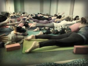 Anusara verbundenes Studio Happy Yoga