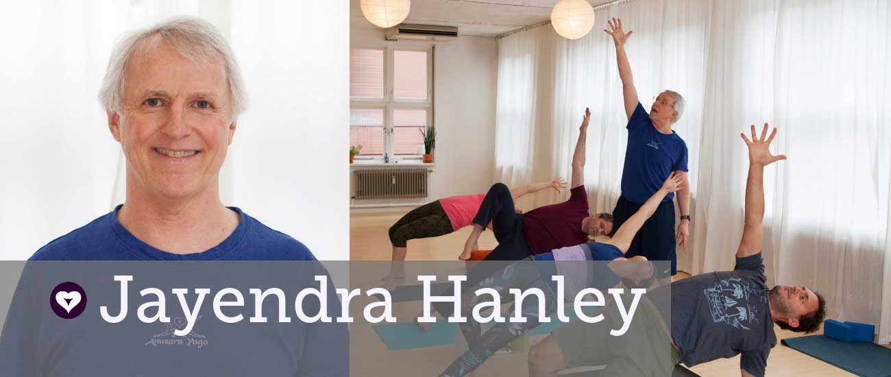 jayendra hanley insegna lezioni di yoga anusara e formazione per insegnanti in europa
