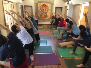 Anusara yoga studio Studio di posa yoga ad apertura laterale