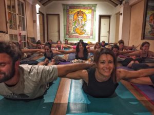 Studio di yoga di Anusara Studio della posa della locusta di yoga