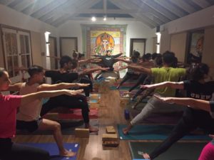 Studio di yoga Anusara Studio della posa del guerriero Yoga II