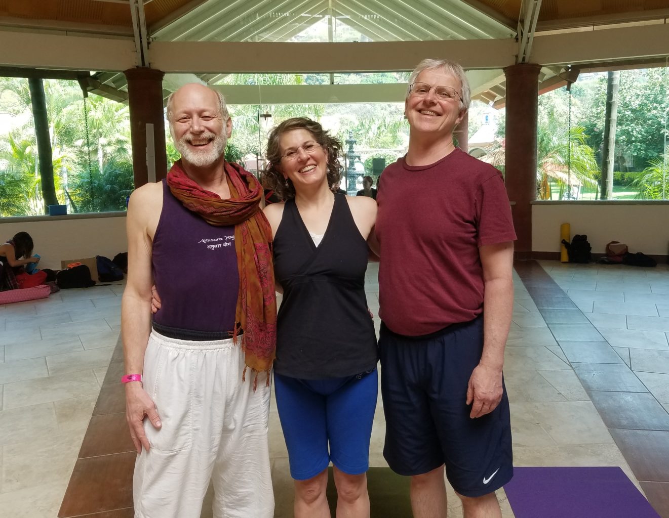 Gli insegnanti certificati di yoga Anusara Will Doran, Kim Friedmann e Jayendra Handley