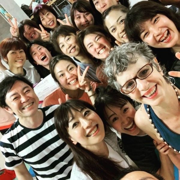 Jacalyn Prete und Ansuara Studenten in Japan lächeln