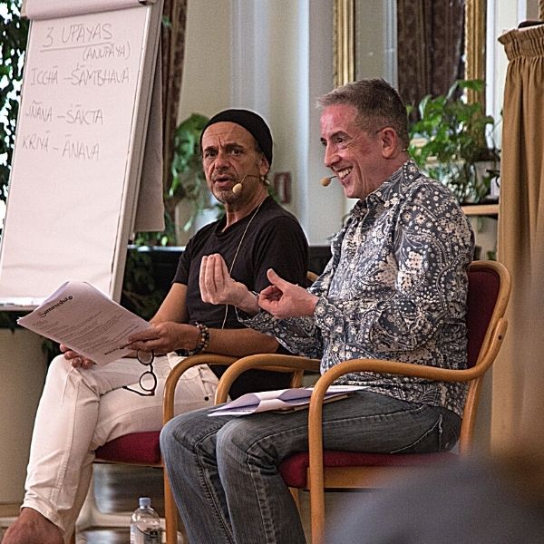 Carlos Pomeda teilt die Anusara Yoga Philosophie bei Samavesha Italien
