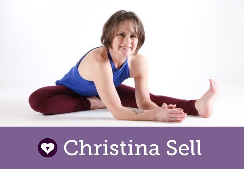 christina sell insegna anusara yoga in janu sirsasana e anjaynayasana