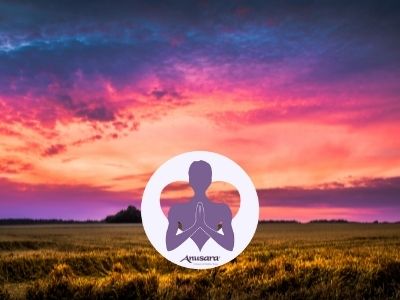 Sonnenuntergang in einem Feld mit Yoga-Person Hände zum Herzen