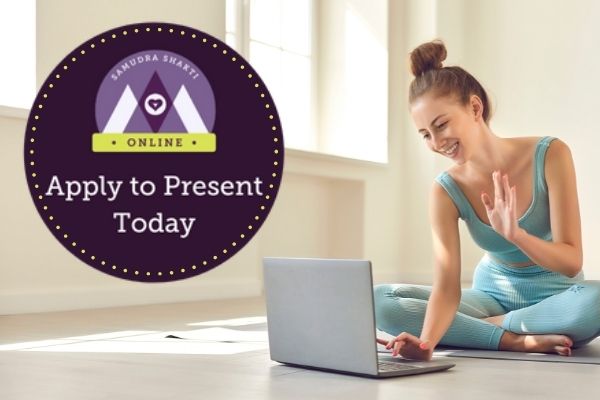 kobieta patrzy na komputer i macha z logo online samudra shakti