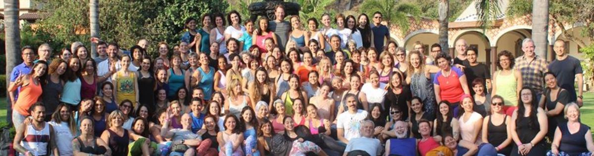 anusara yogadocenten en -studenten komen samen in Mexico om samen yoga te beoefenen