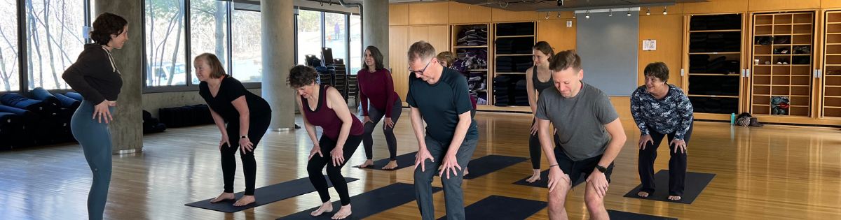Julia Pearring 在瑜伽静修会上教授 anusara 瑜伽肌肉能量
